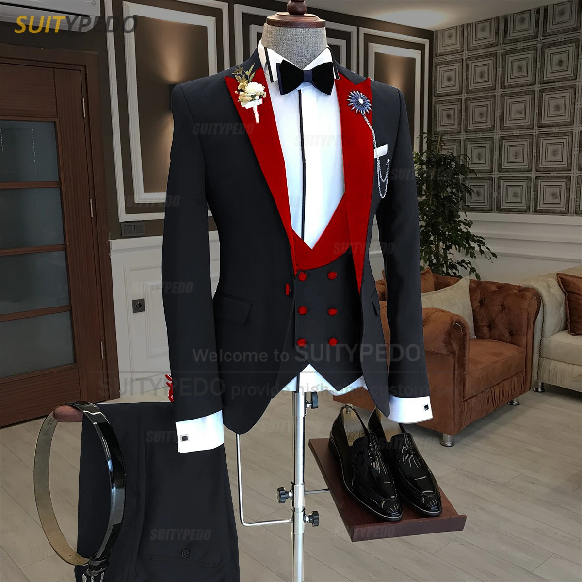 גברים שחורים Slim Fit החליפה אופנה קטיפה אדומה דש מעיל אפוד מכנסיים 3 חתיכה תפורים הנשף עסקים החתונה Mens טוקסידו.