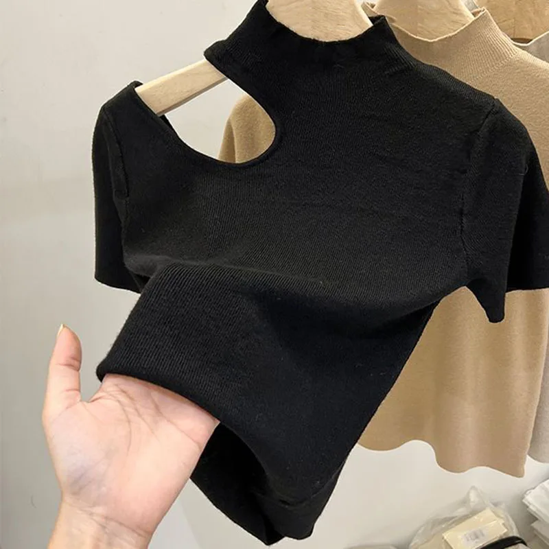 אופנה כל-התאמת שרוול קצר חולצת האישה הקוריאנית Slim Fit חלול החוצה שחור סריגים נשים 2023 קיץ חצי צווארון גבוה צמרות