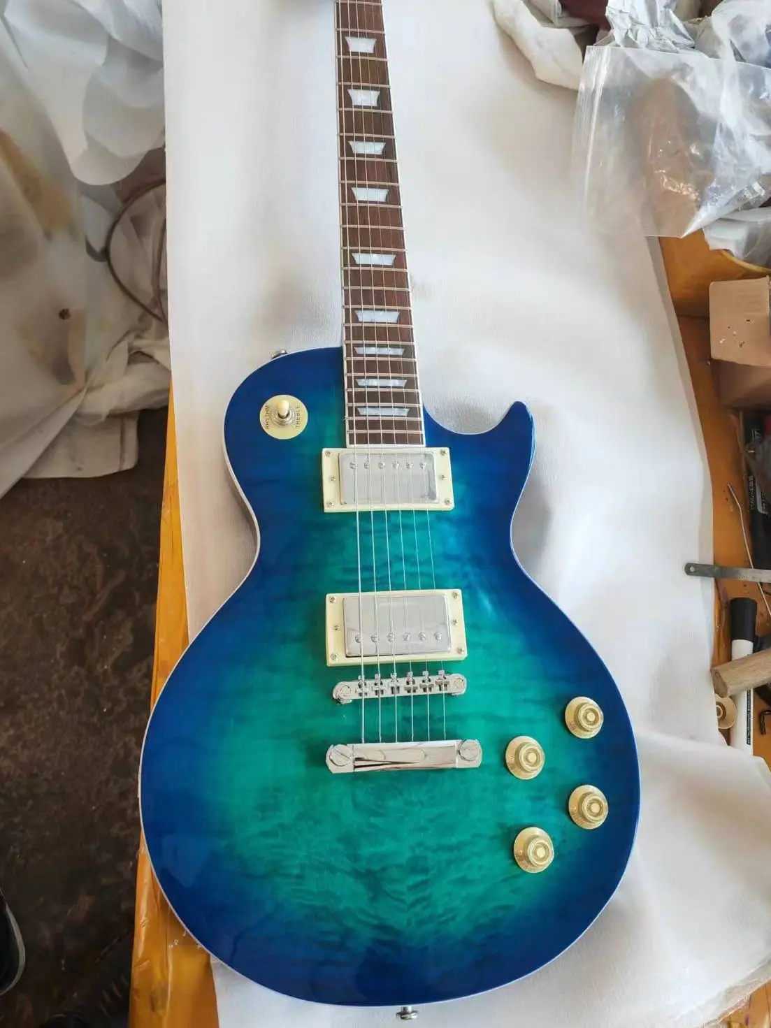 LP גיטרה חשמלית סטנדרטית קוריו Yujin בפישוק כחול פרץ השמיכה העליון